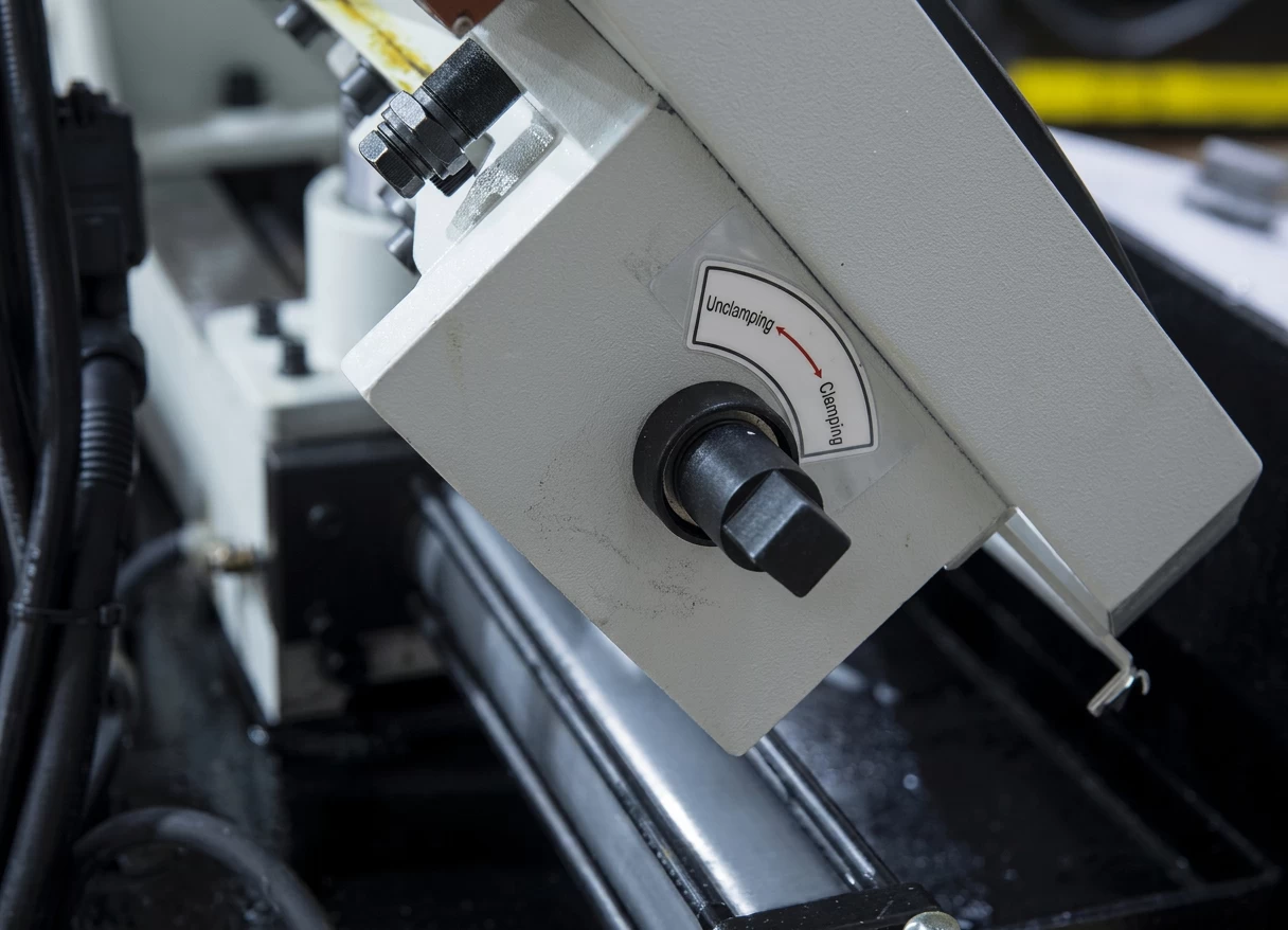 Рычаг регулировки натяжения полотна
