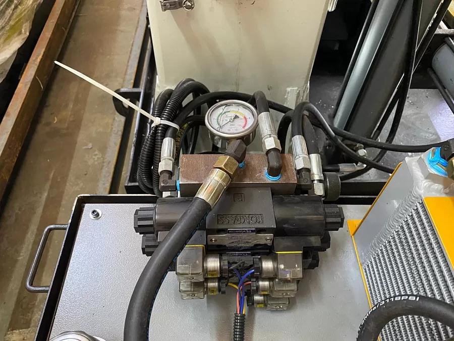 Гидравлический ленточнопильный колонный станок Stalex SBS-650